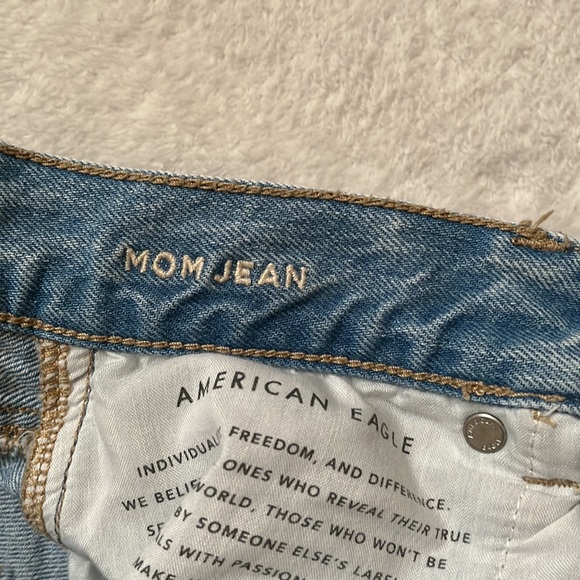 Light Wash Mom Jeans - Picture 4 of 5